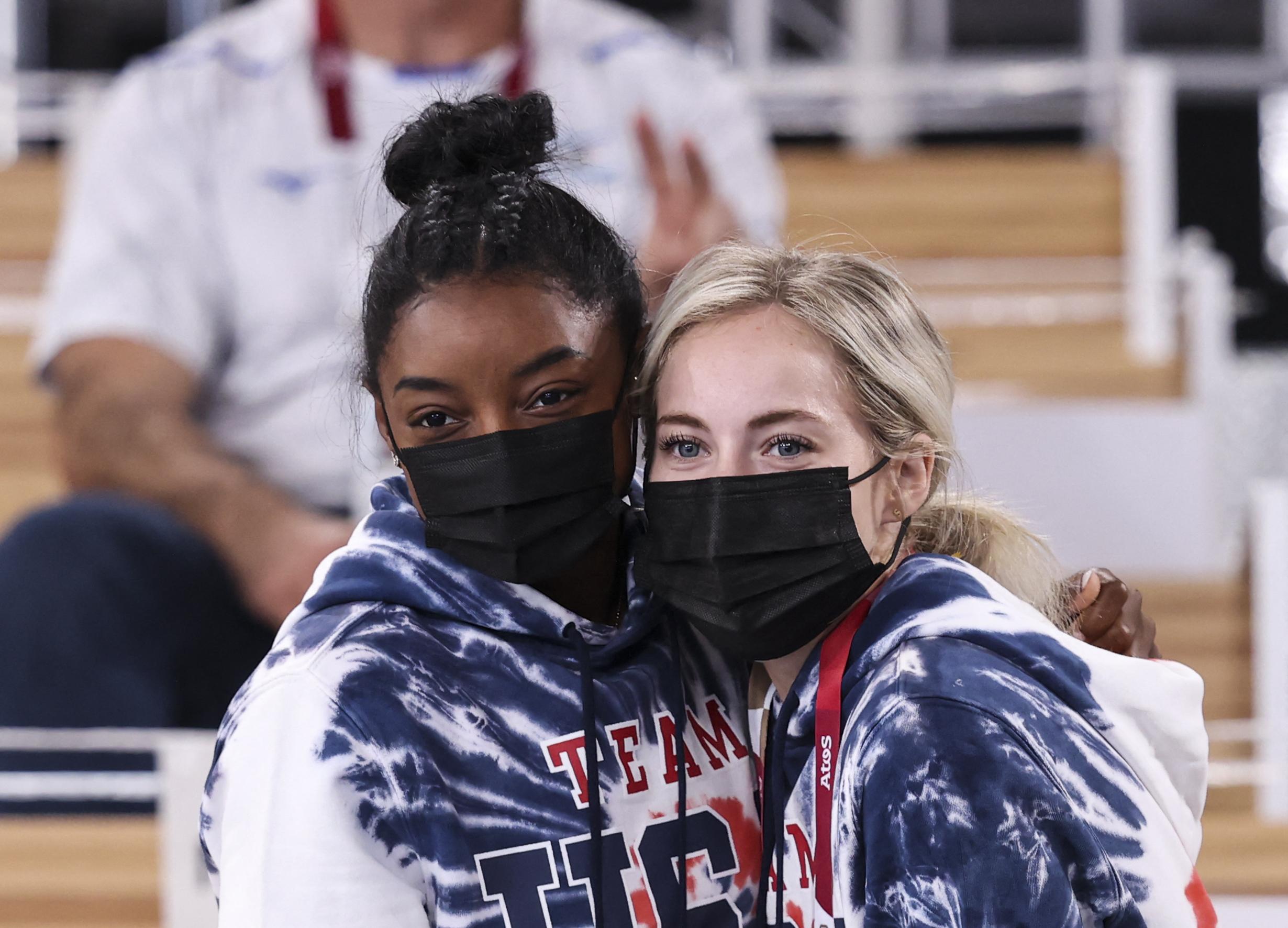 Simone Biles e MyKayla Skinner usando máscaras faciais