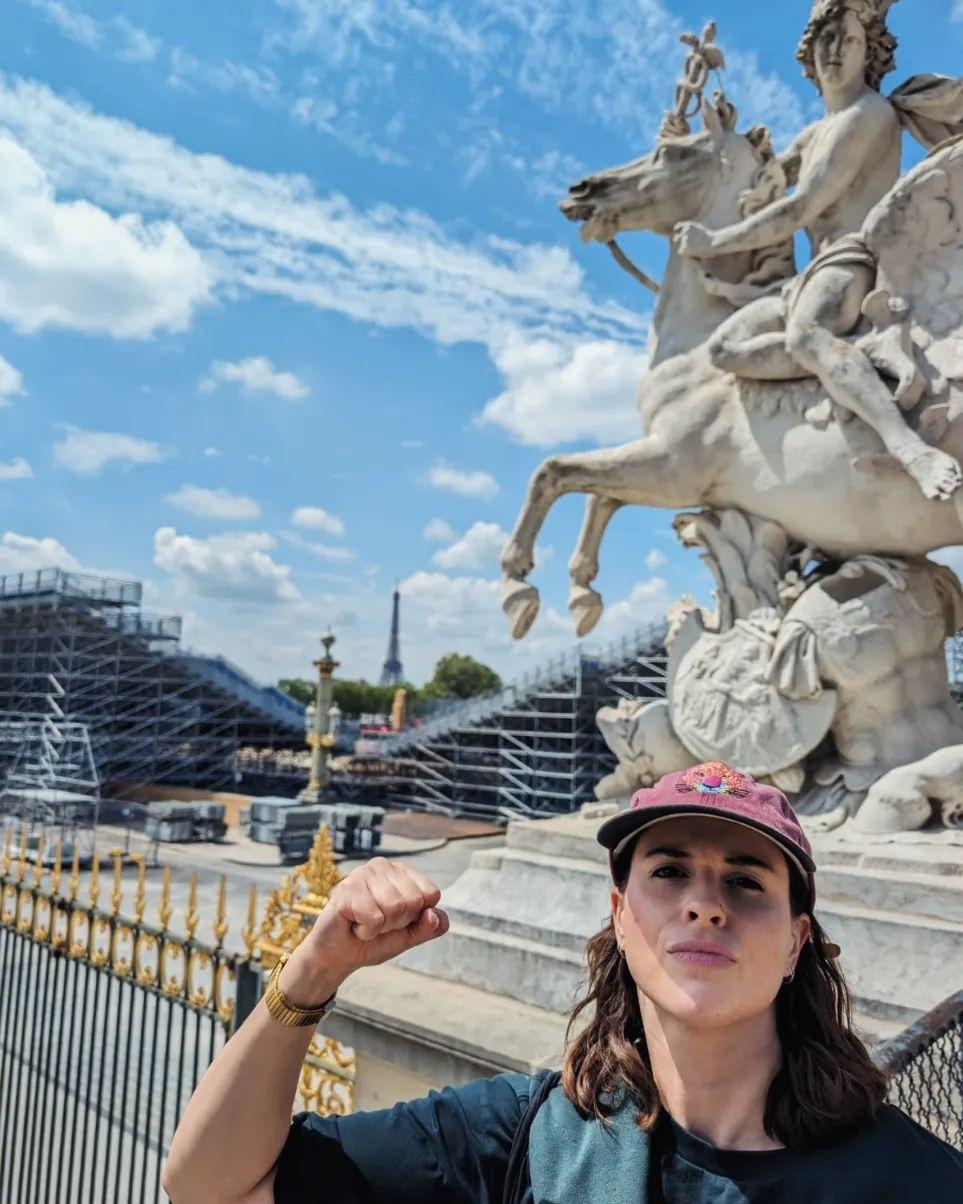 Rachel Gunn posing in front of a statue