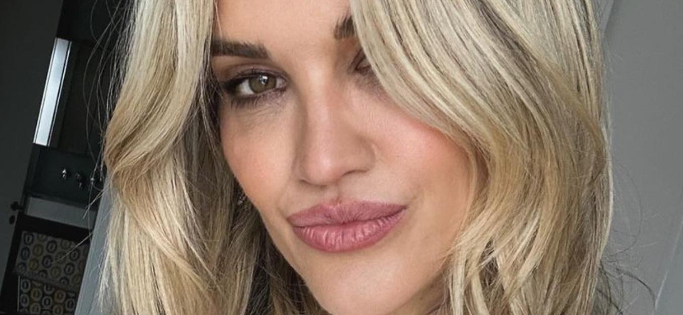 Ashley Roberts takes a selfie.