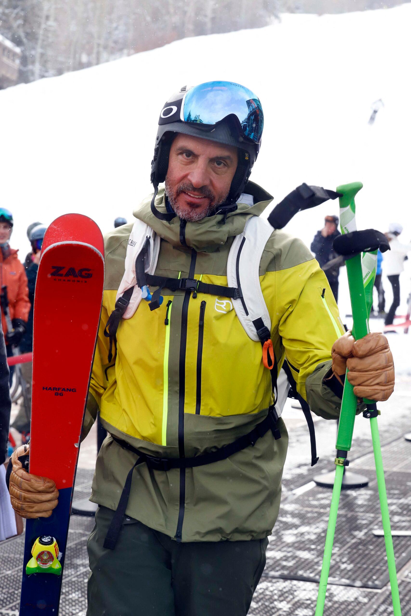 Mauricio Umansky hits the slopes on Christmas Eve