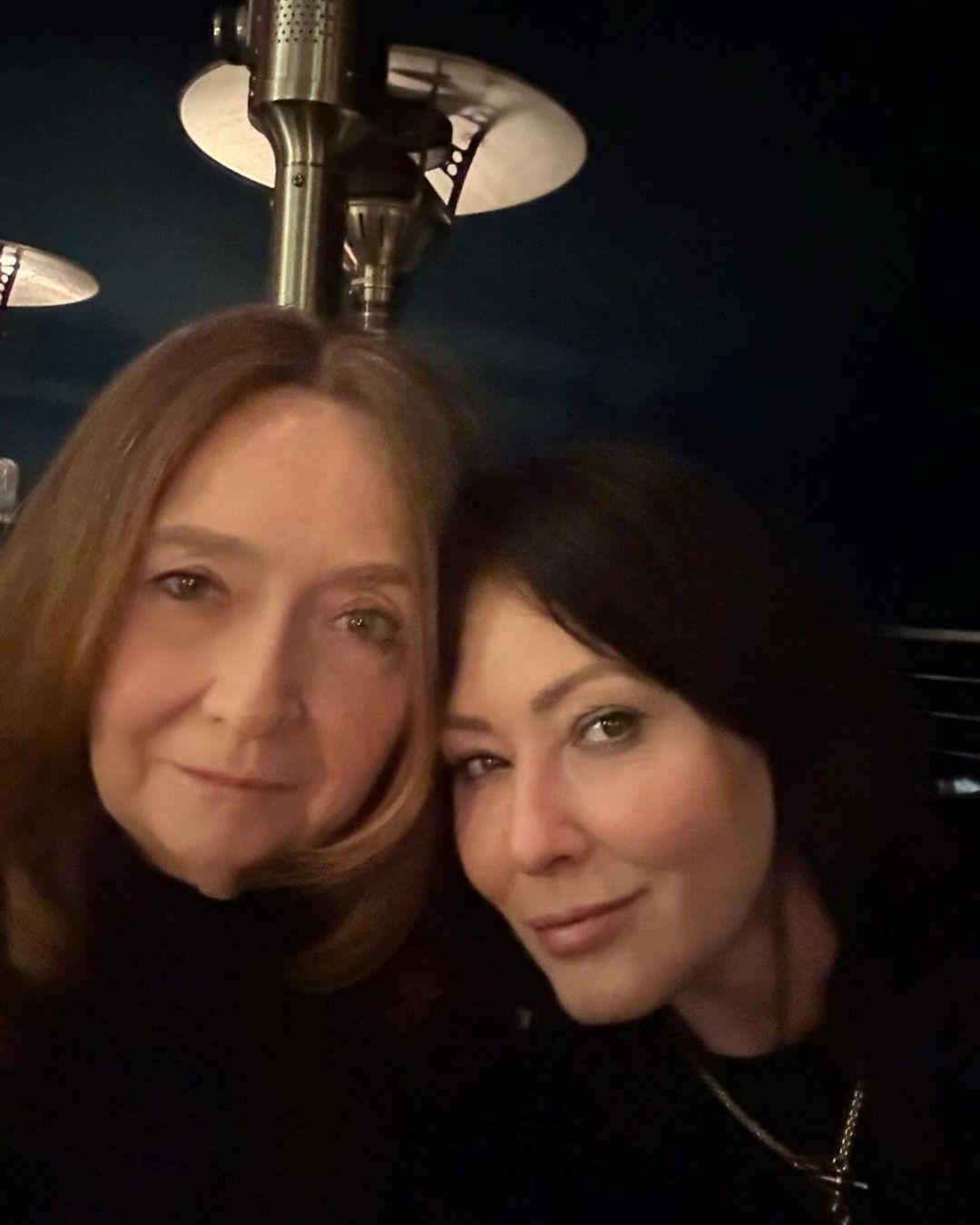 A photo of Shannen Doherty and her mom Rosa Doherty in a warm embrace.