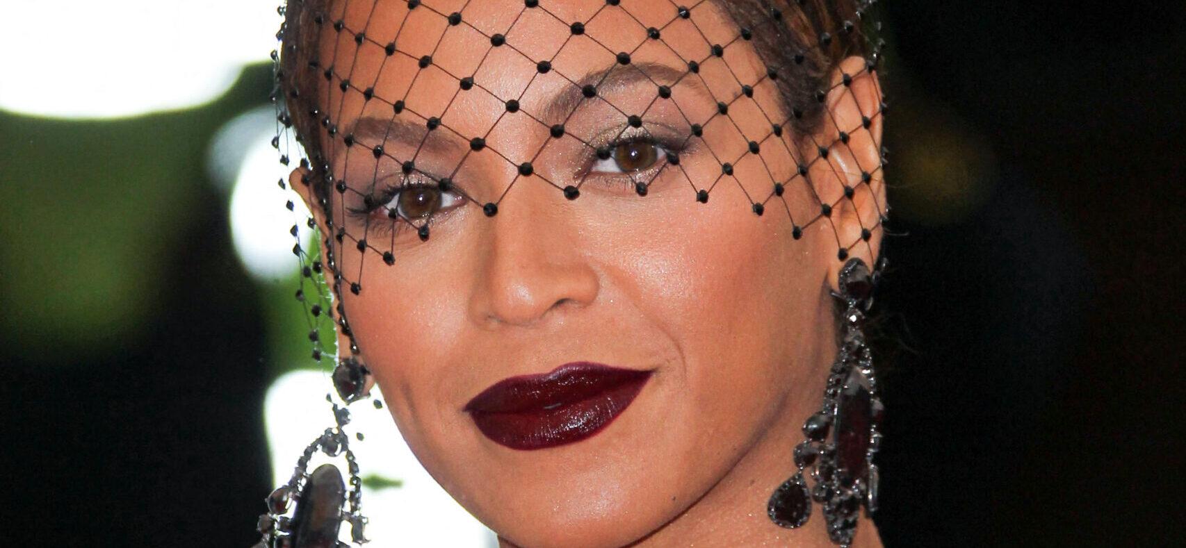 Beyonce wearing dark lipstick