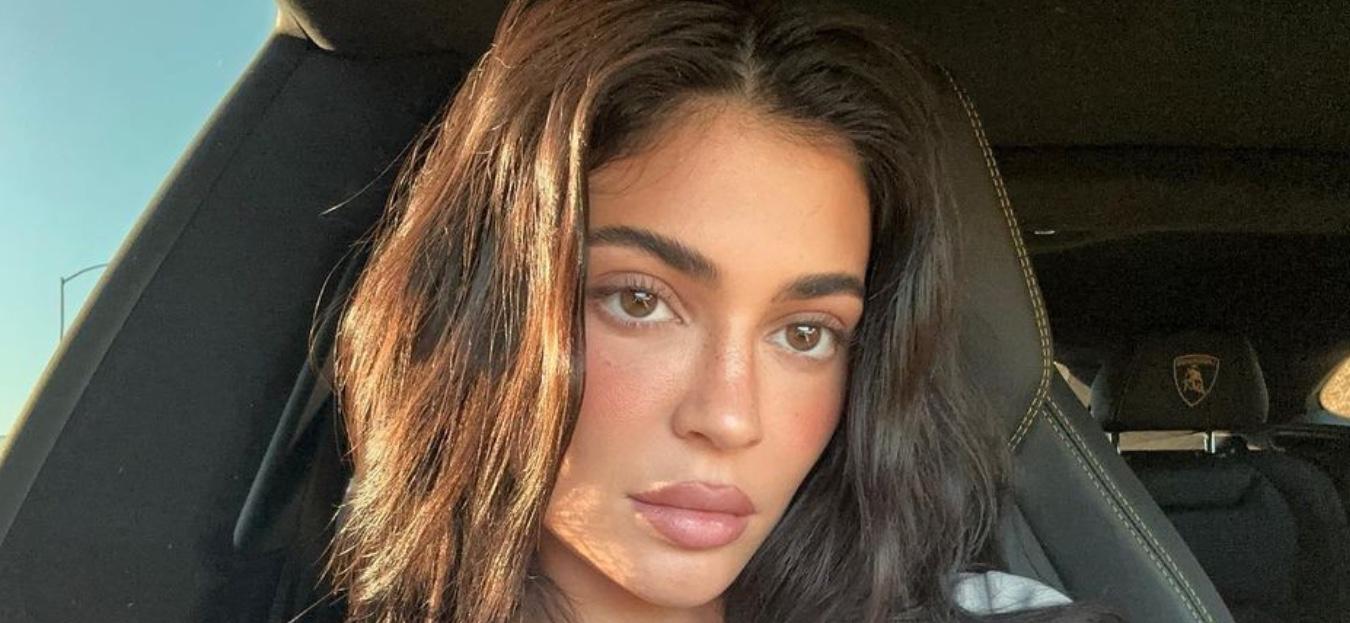 Kylie Jenner Stuns In Blue Hair With Tight Crop Top, Flaunting Toned Abs