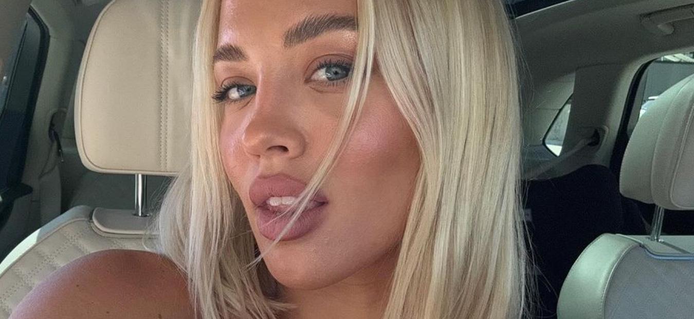 Tammy Hembrow snaps a selfie.