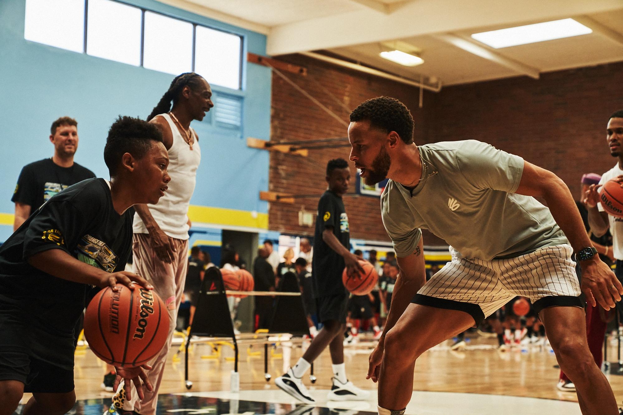 Steph Curry at youth hoops in Long Beach, California