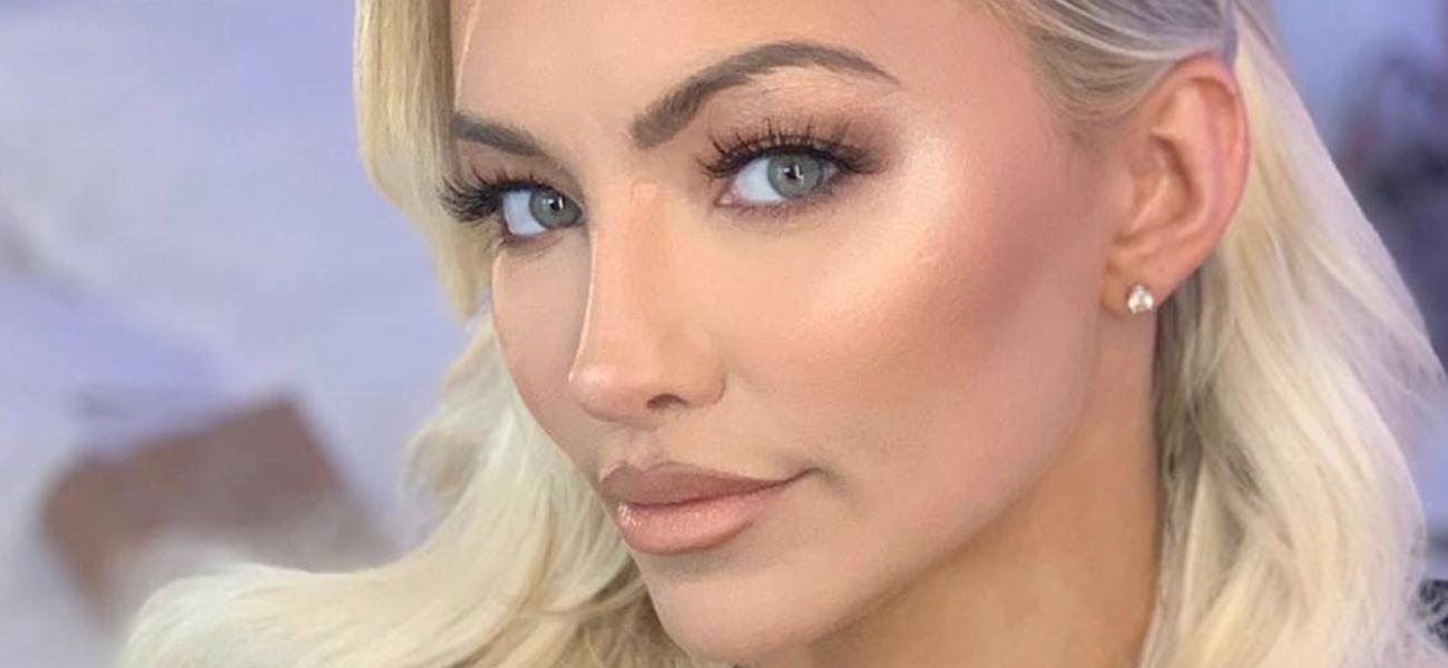 Lindsey Pelas poses close up