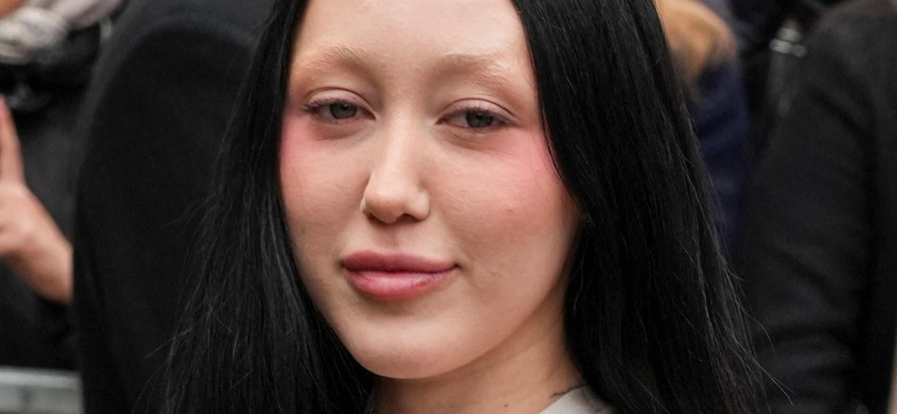 Noah Cyrus close up