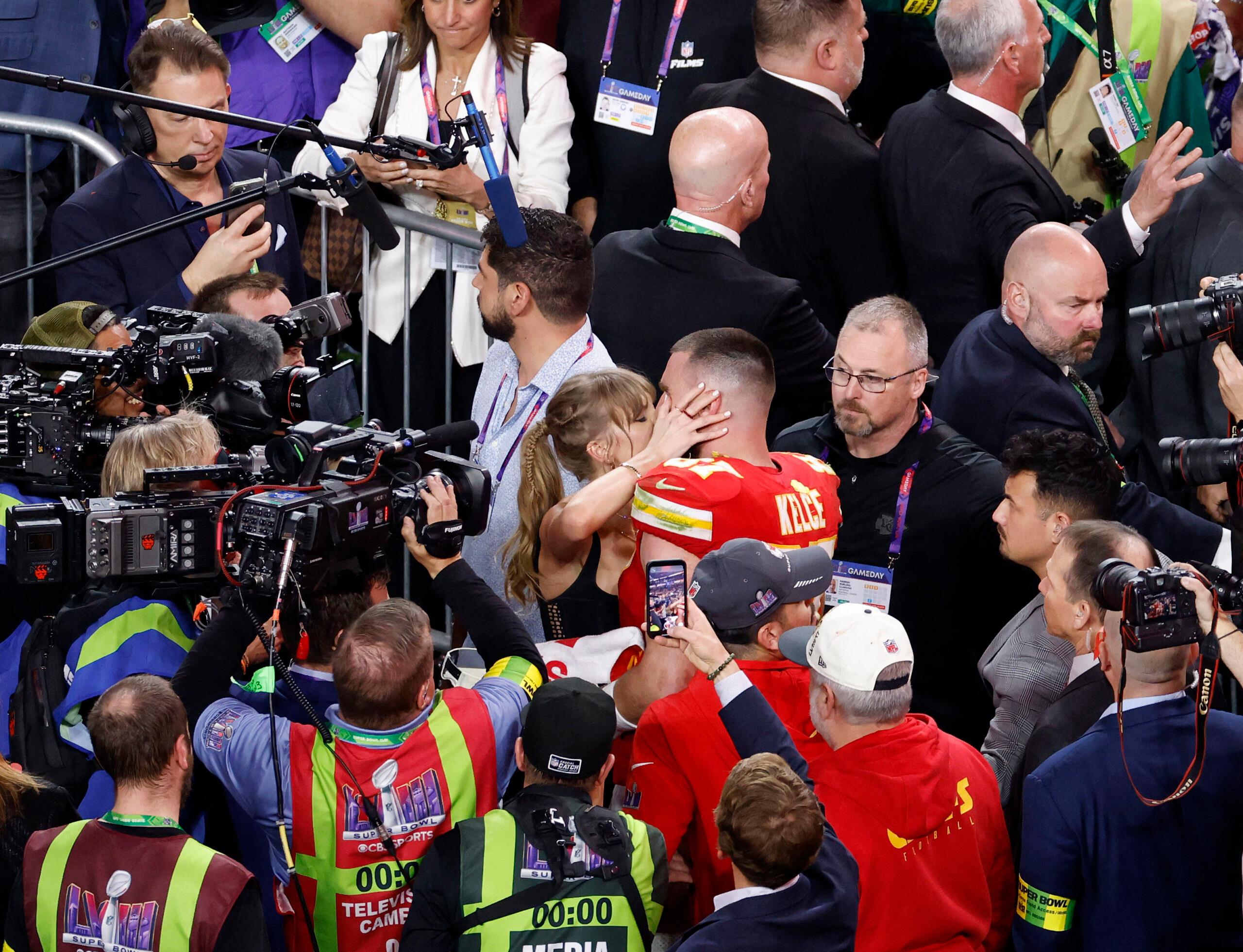 Taylor Swift and Travis Kelce kissing