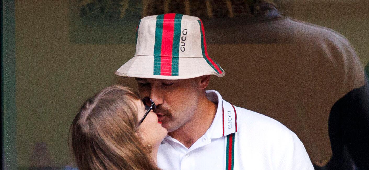 Taylor and Travis smooch at the US Open