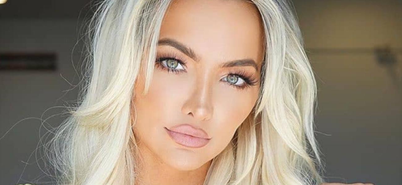 Lindsey Pelas close up