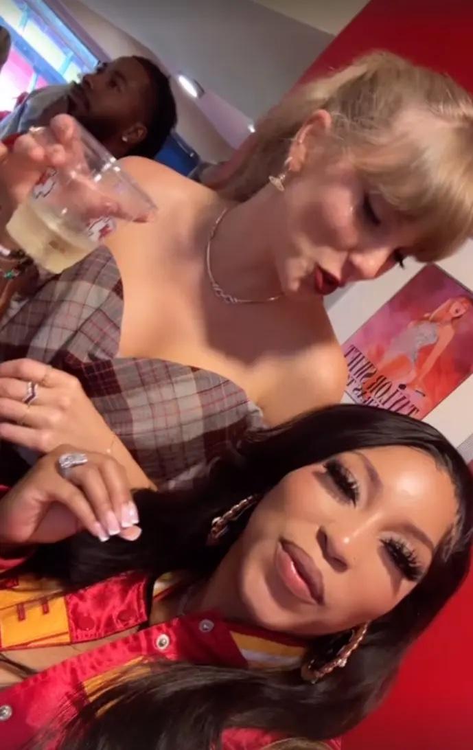 Chariah Gordon and Taylor Swift take selfie