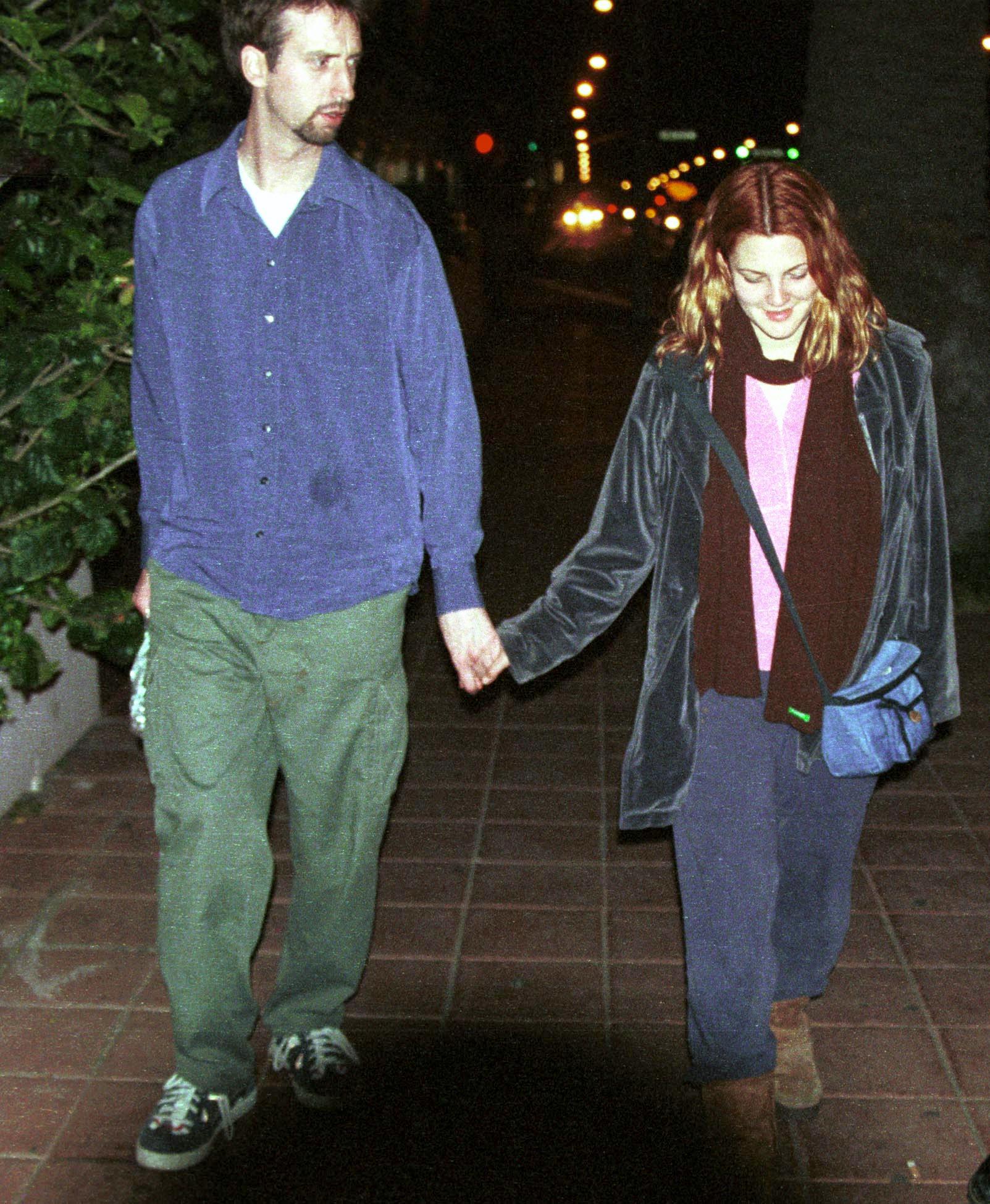 Tom Green and Drew Barrymore holding hands