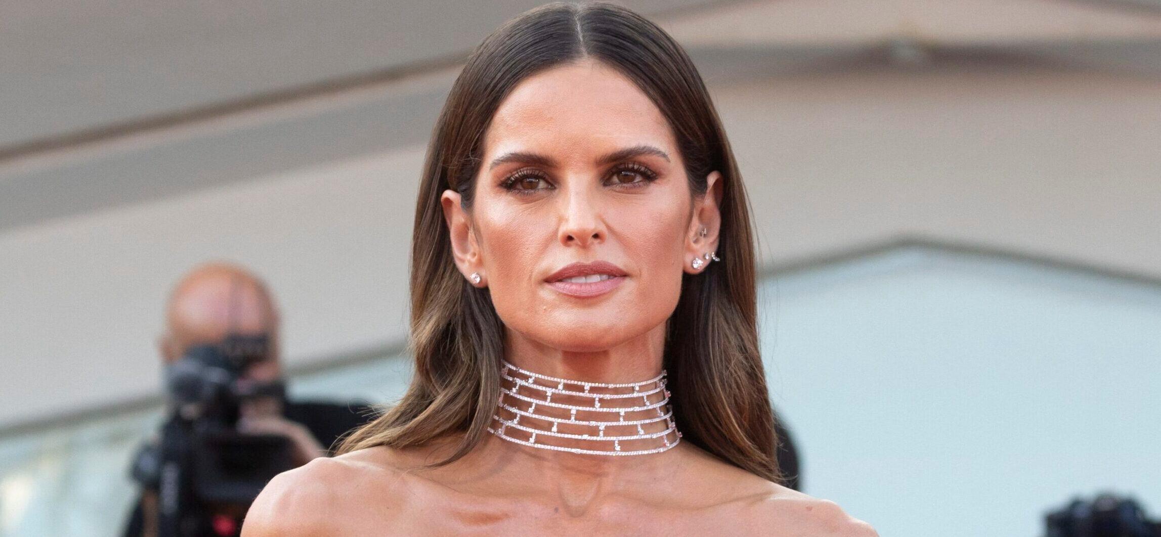 Isabel Goulart attends the premiere of 'Beetlejuice Beetlejuice' during opening night of the 81st Venice International Film Festival at Palazzo del Cinema on the Lido in Venice, Italy, on 28 August 2024. Photo: Vinnie Levine. 28 Aug 2024 Pictured: Izabel Goulart attends the premiere of 'Beetlejuice Beetlejuice' during opening night of the 81st Venice International Film Festival at Palazzo del Cinema on the Lido in Venice, Italy, on 28 August 2024. Photo: Vinnie Levine. Photo credit: Vinnie Levine / MEGA TheMegaAgency.com +1 888 505 6342 (Mega Agency TagID: MEGA1190666_020.jpg) [Photo via Mega Agency]