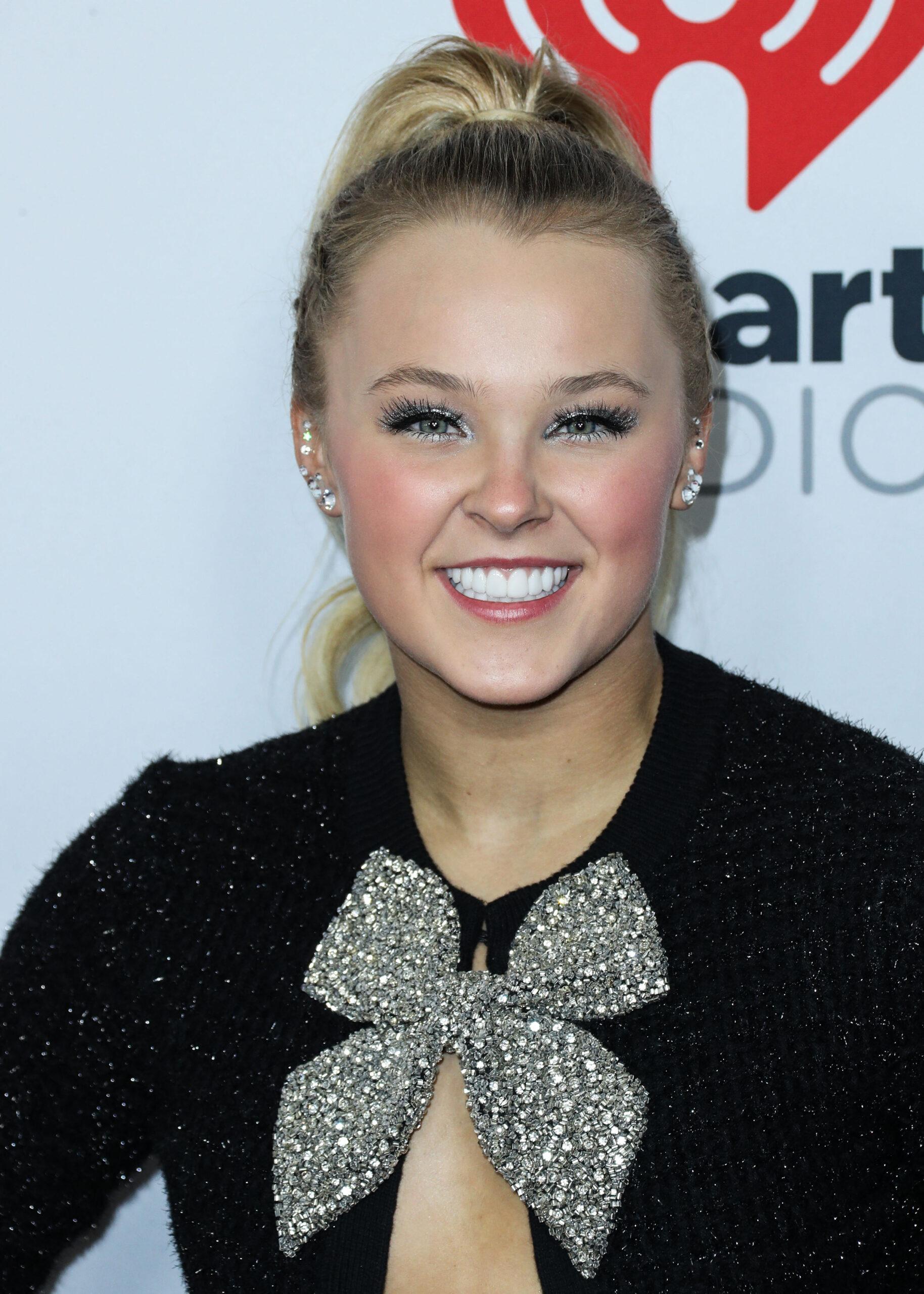 JoJo Siwa poses at iHeartRadio 102.7 KIIS FM's Jingle Ball 2021