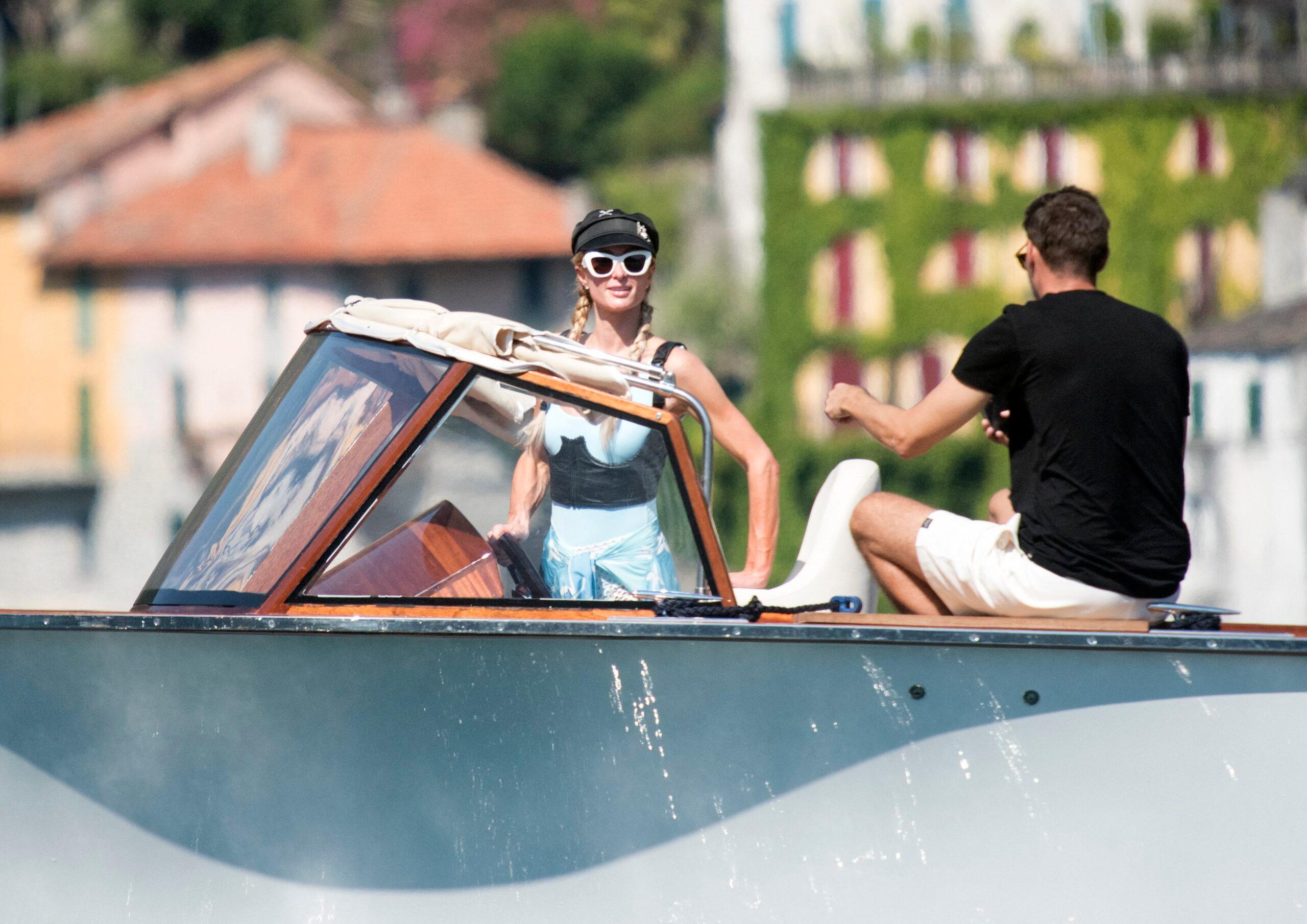 Paris Hilton and Carter Reum enjoying a very romantic boat trip in lake Como. They stopped in Lenno to eat a gelato and some shopping Paris wears Christian Dior sunglasses and the iconic kensington drench The boat is an electic boat. 04 Aug 2022 Pictured: Paris Hilton, Carter Reum. Photo credit: MEGA TheMegaAgency.com +1 888 505 6342 (Mega Agency TagID: MEGA883898_004.jpg) [Photo via Mega Agency]