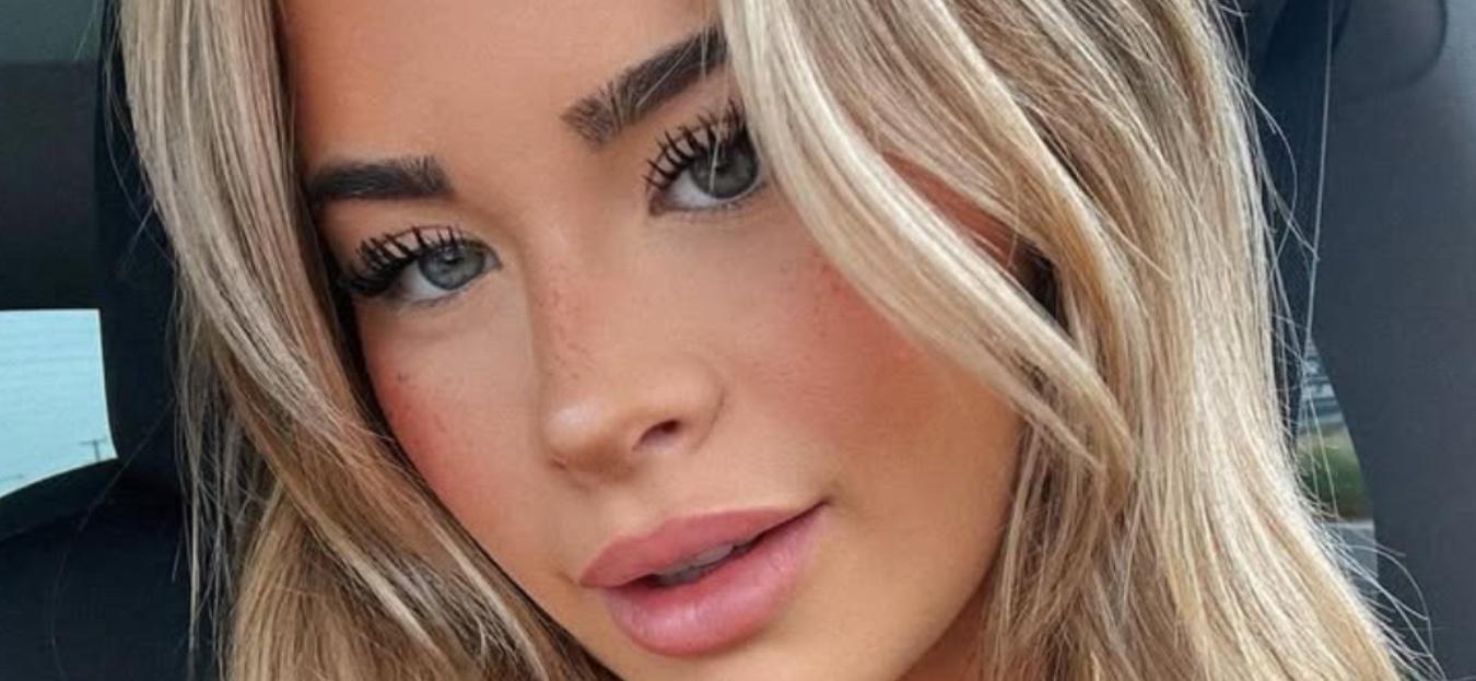 Emily Elizabeth snaps a selfie.
