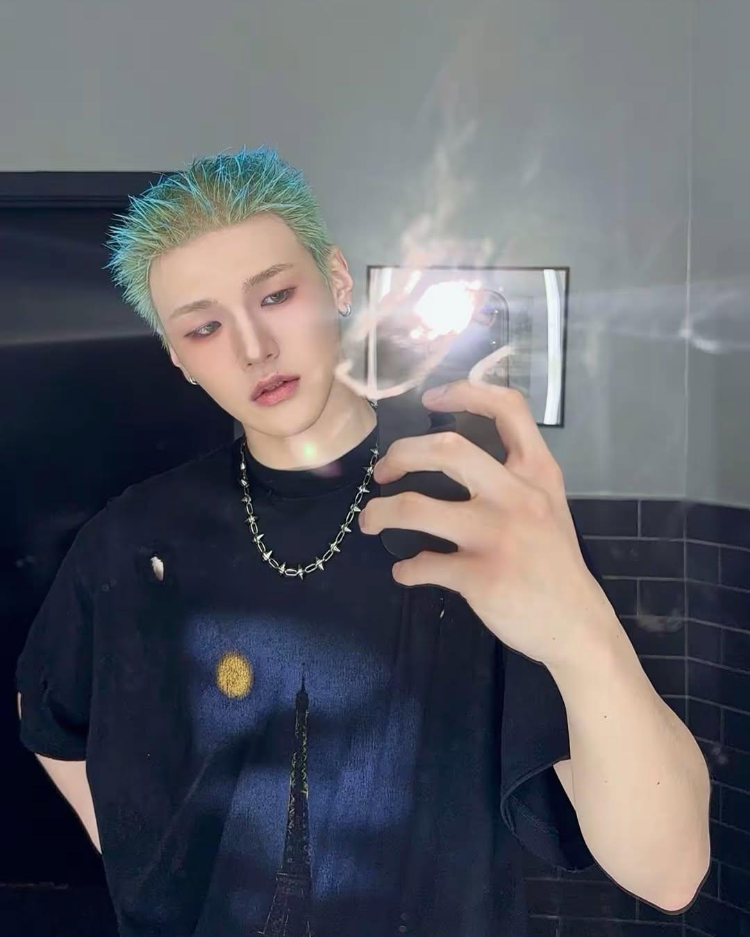 K-pop star Bain takes mirror selfie