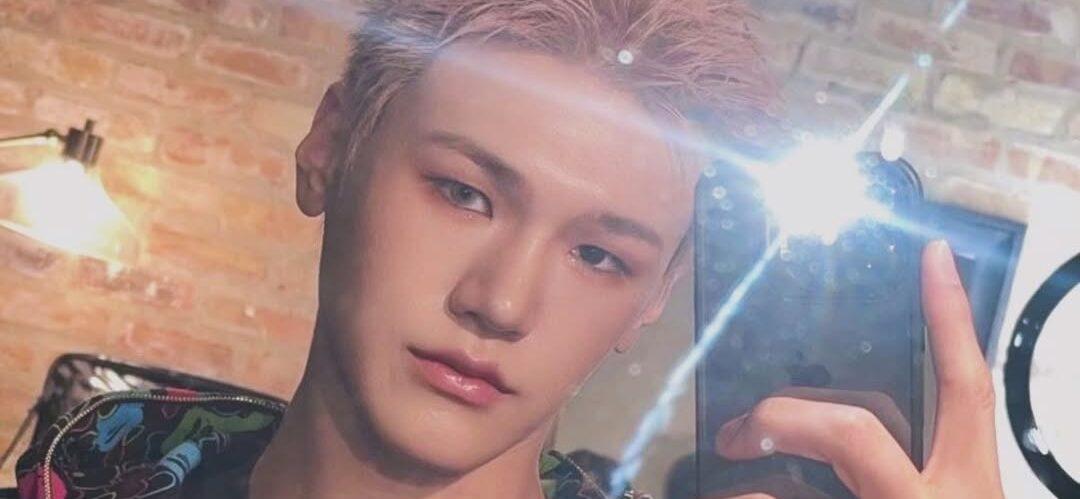 K-pop star Bain takes mirror selfie