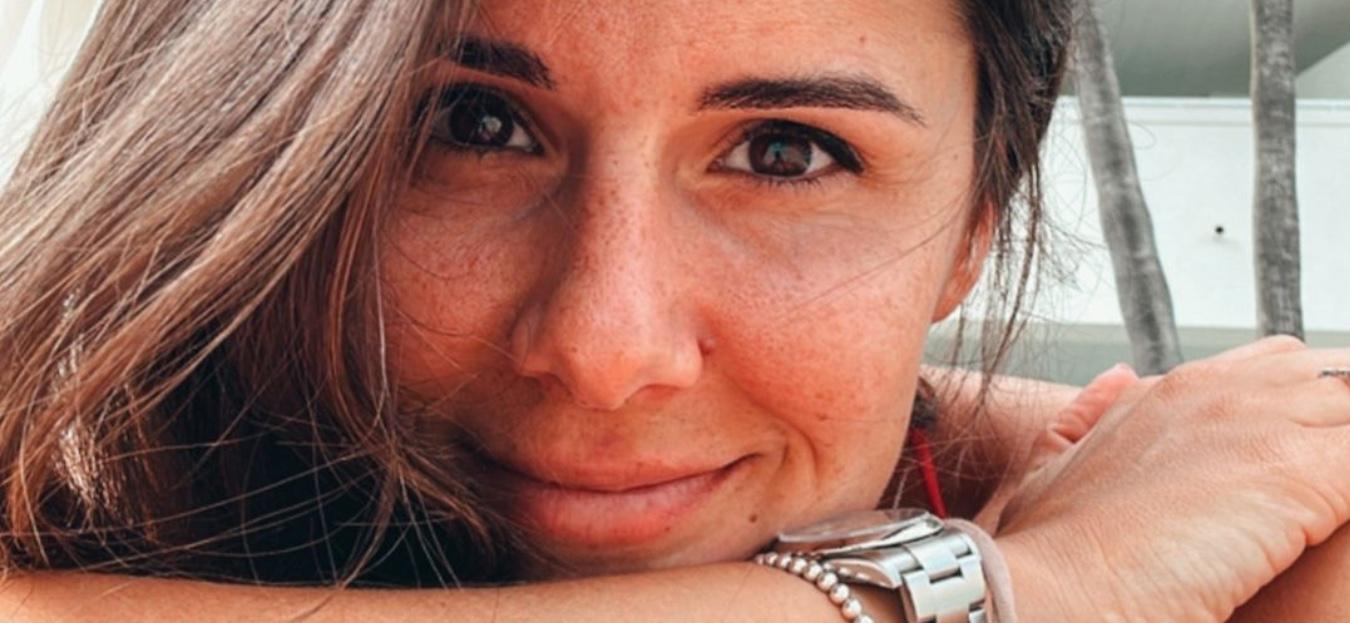 Alexandra Ianculescu snaps a selfie.