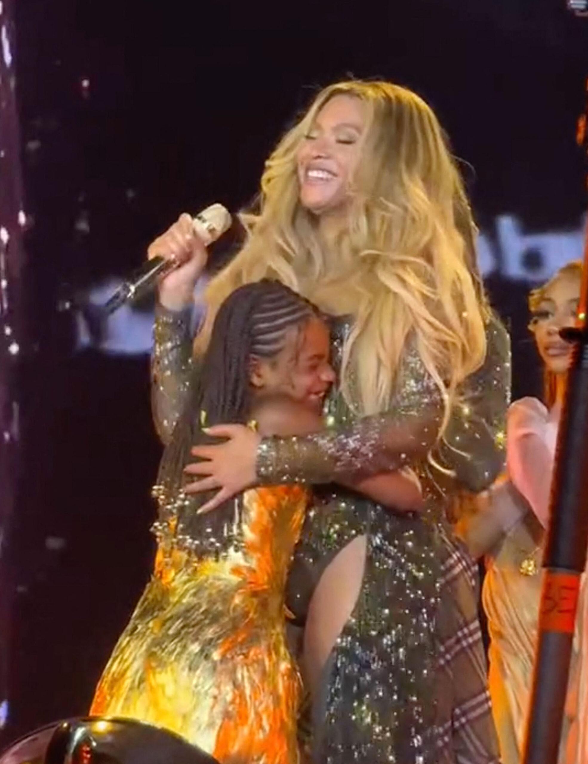 Beyoncé and Rumi Carter during the "CC" tour. 