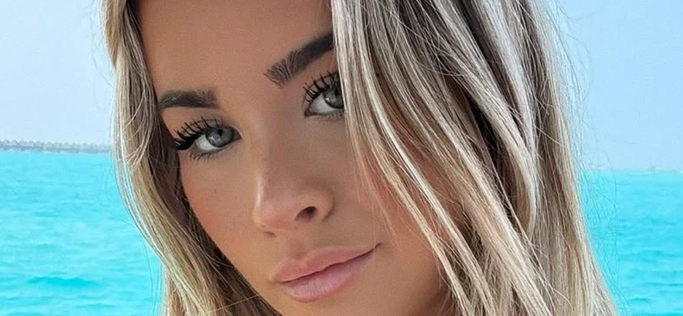 Emily Elizabeth snaps a selfie.