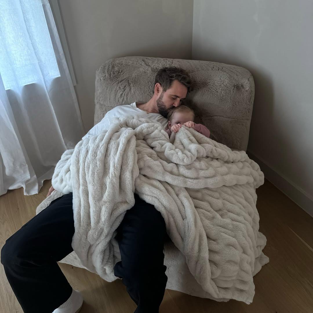 Nick Viall and his daughter