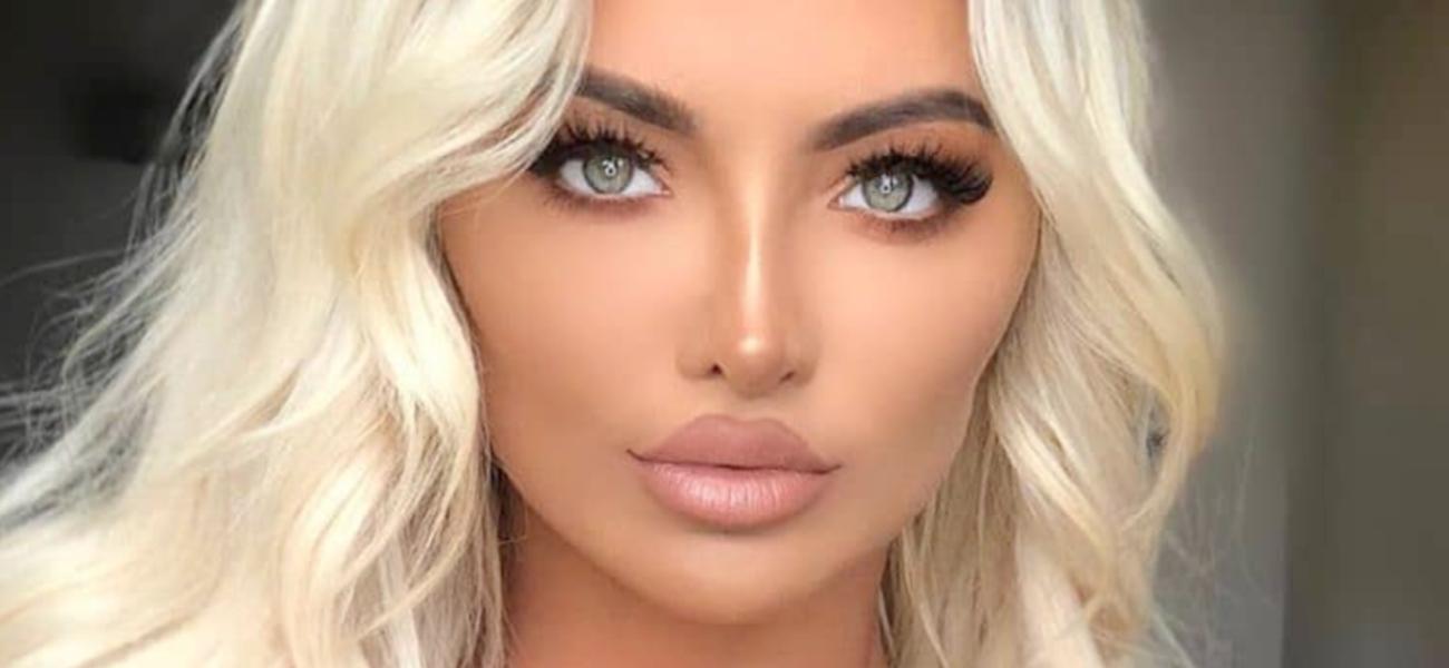 Lindsey Pelas close up