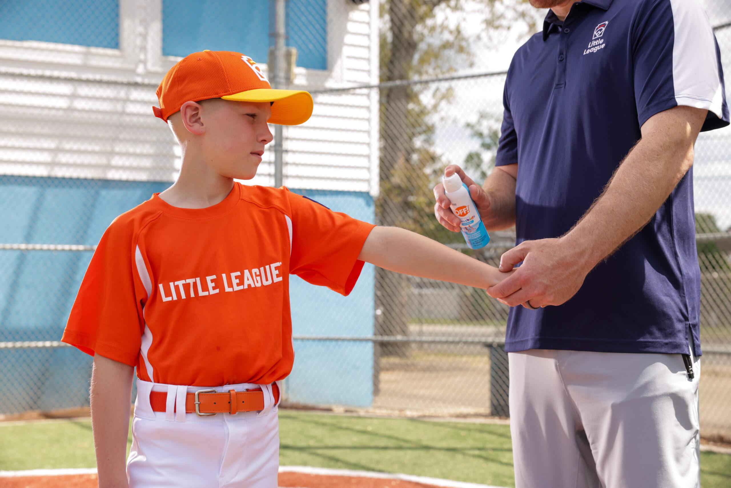 Todd Frazier spraying OFF! on kid