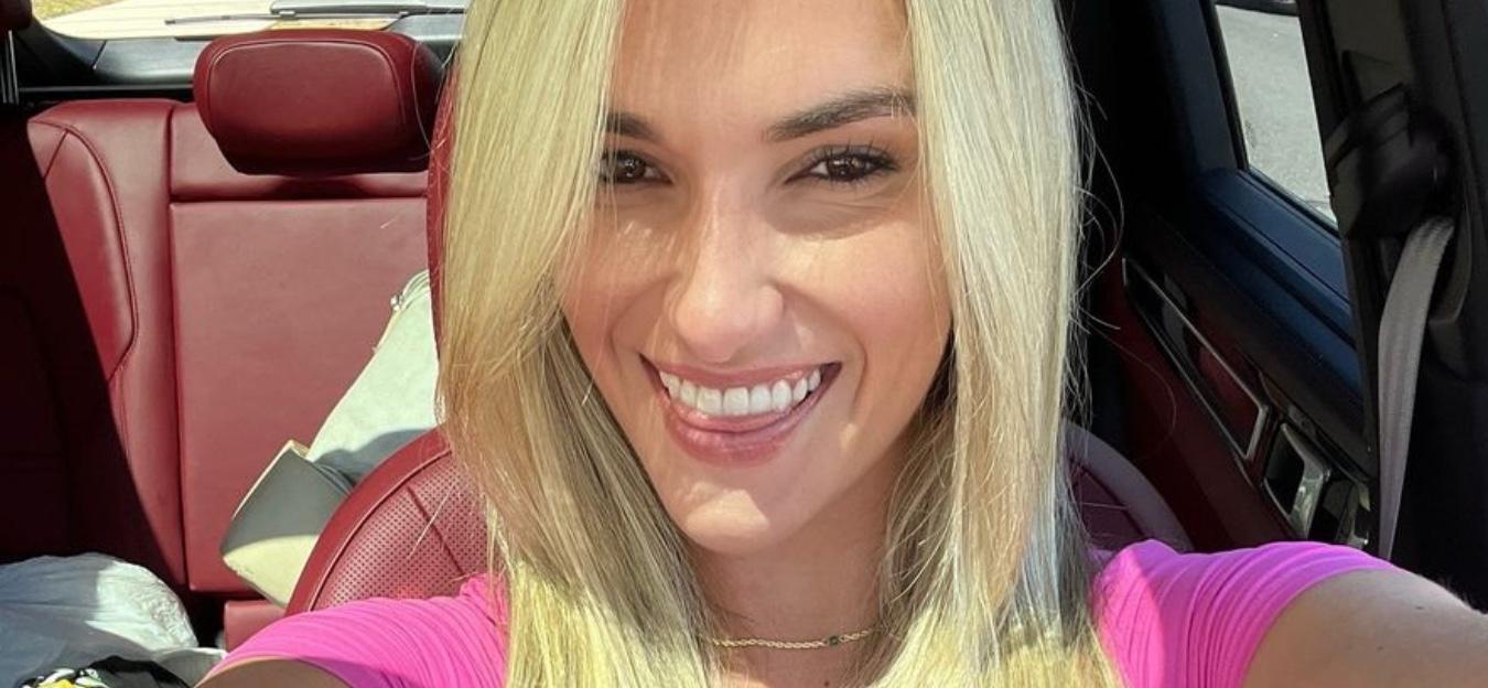 Kayla Simmons snaps a selfie.