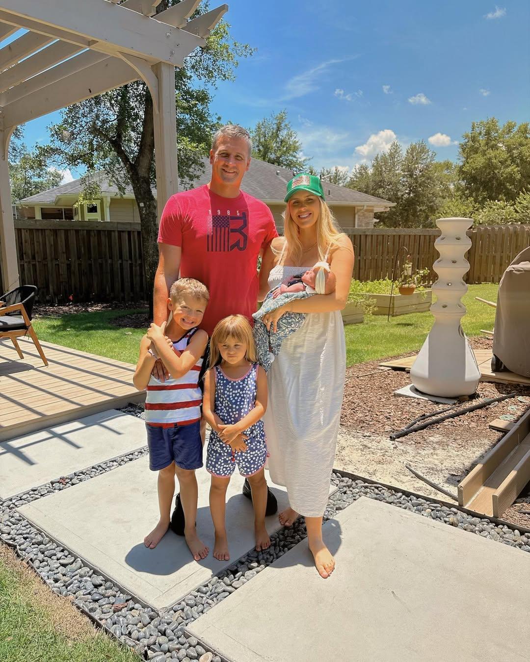 Ryan Lochte and his family posing together for a picture. 