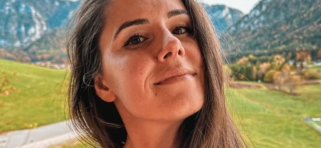 Alexandra Ianculescu snaps a selfie.