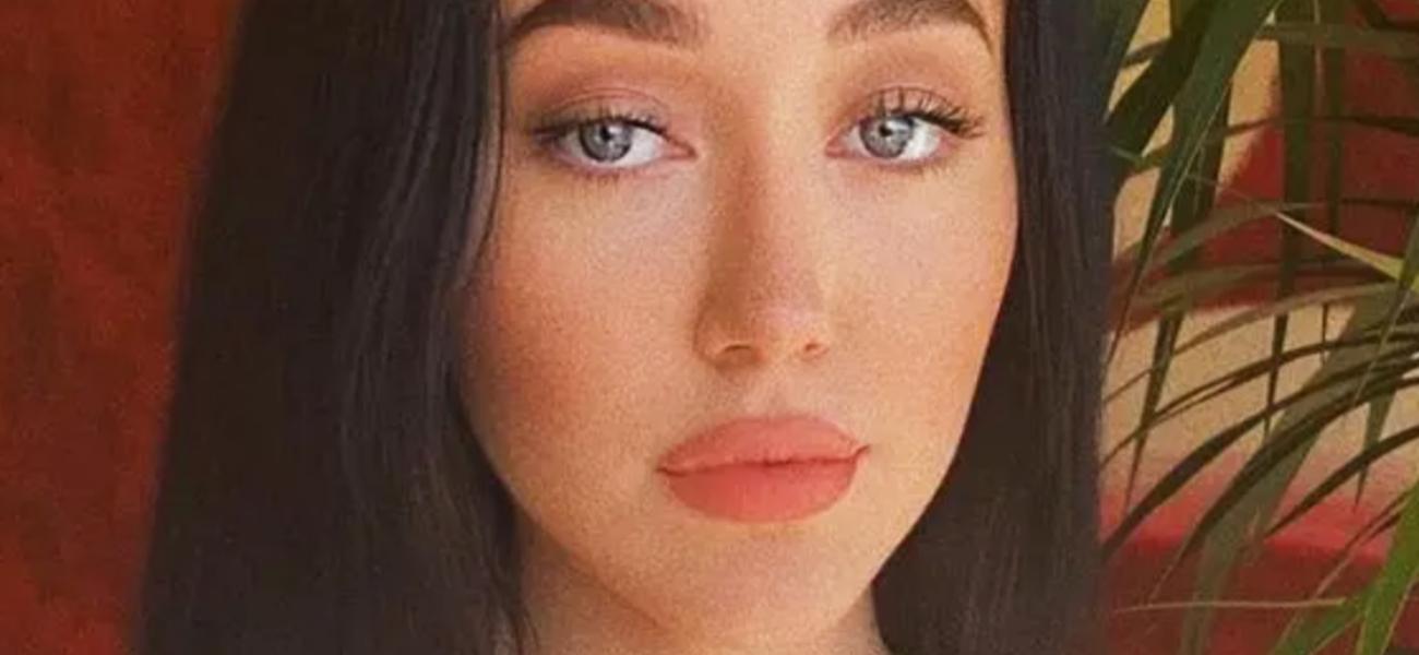 Noah Cyrus close up
