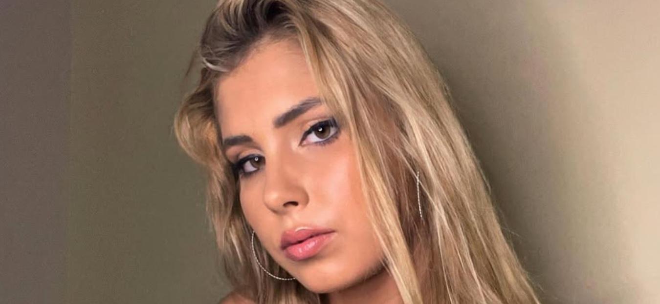 Andreea Dragoi snaps a selfie!
