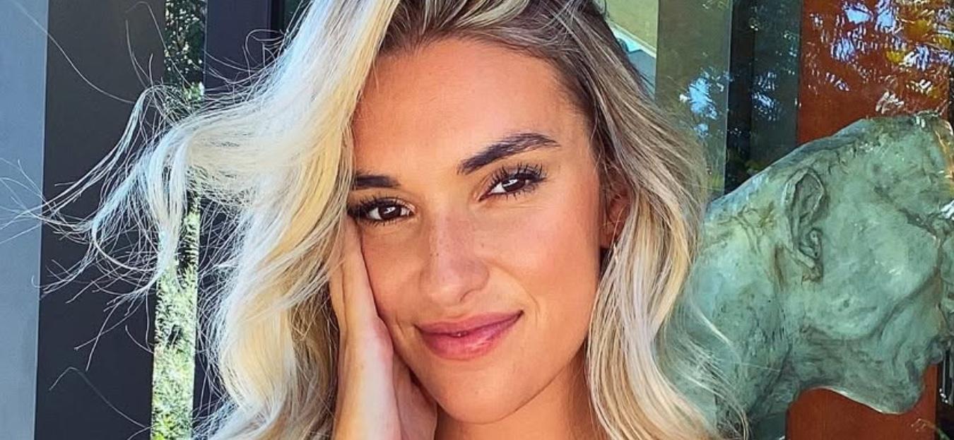 Kayla Simmons snaps a selfie.