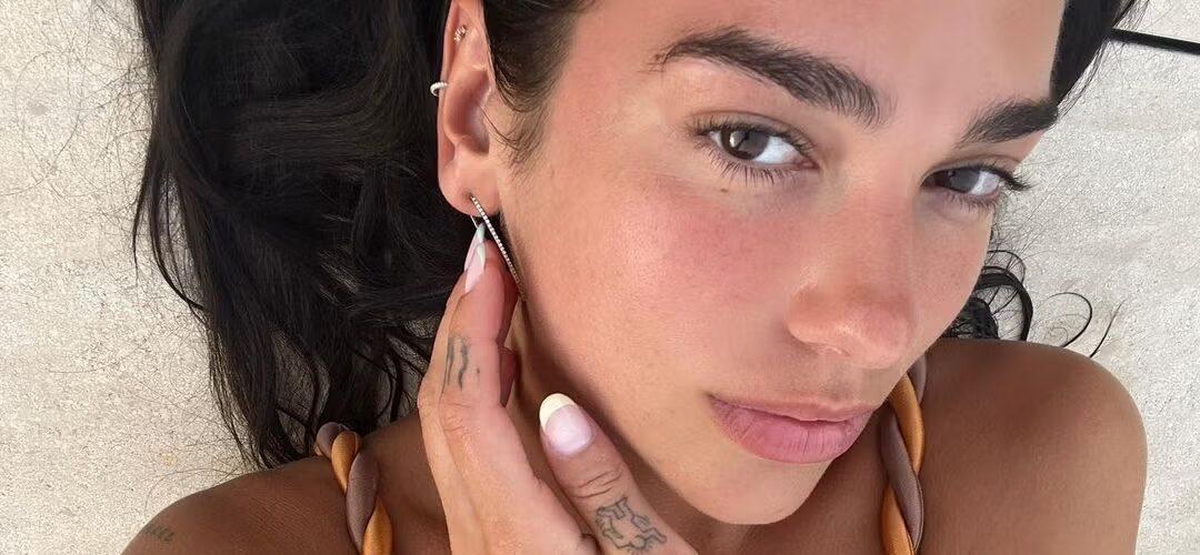 Dua Lipa selfie
