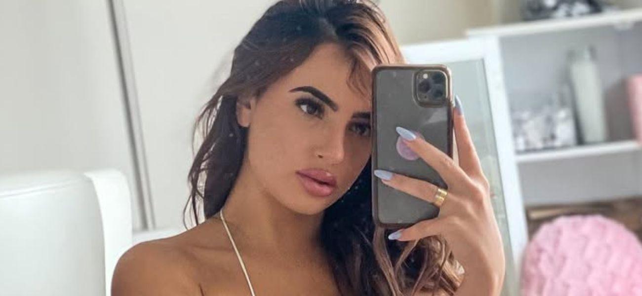 Ariana Isabel mirror selfie