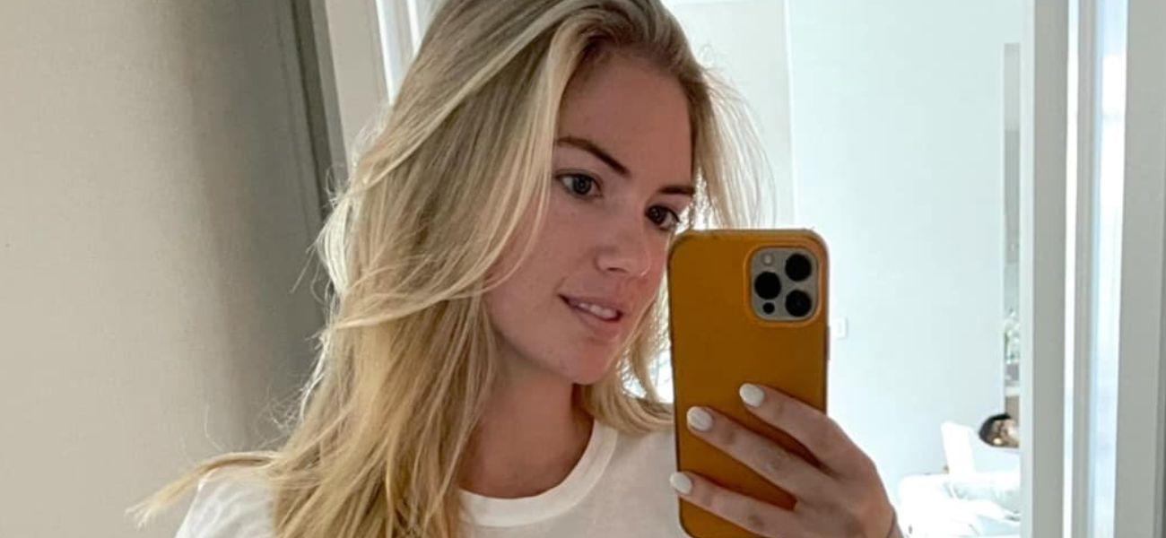 Kate Upton mirror selfie