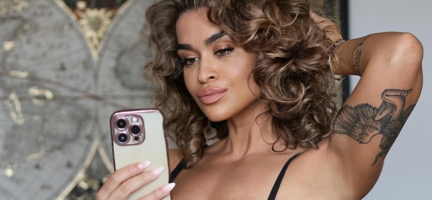 Valeria Ammirato mirror selfie