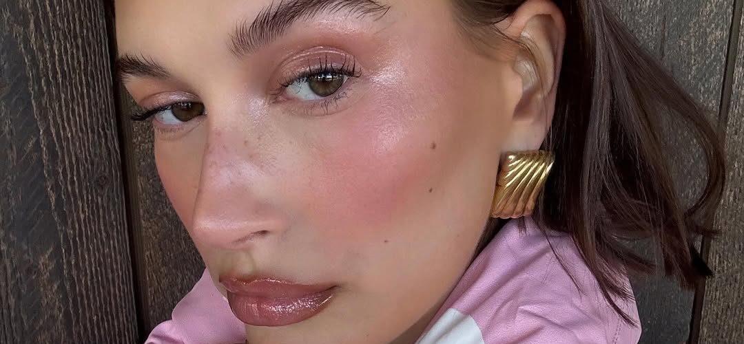 Hailey Bieber selfie