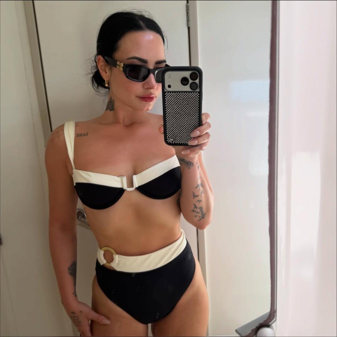 Demi Lovato takes mirror selfie in bikini