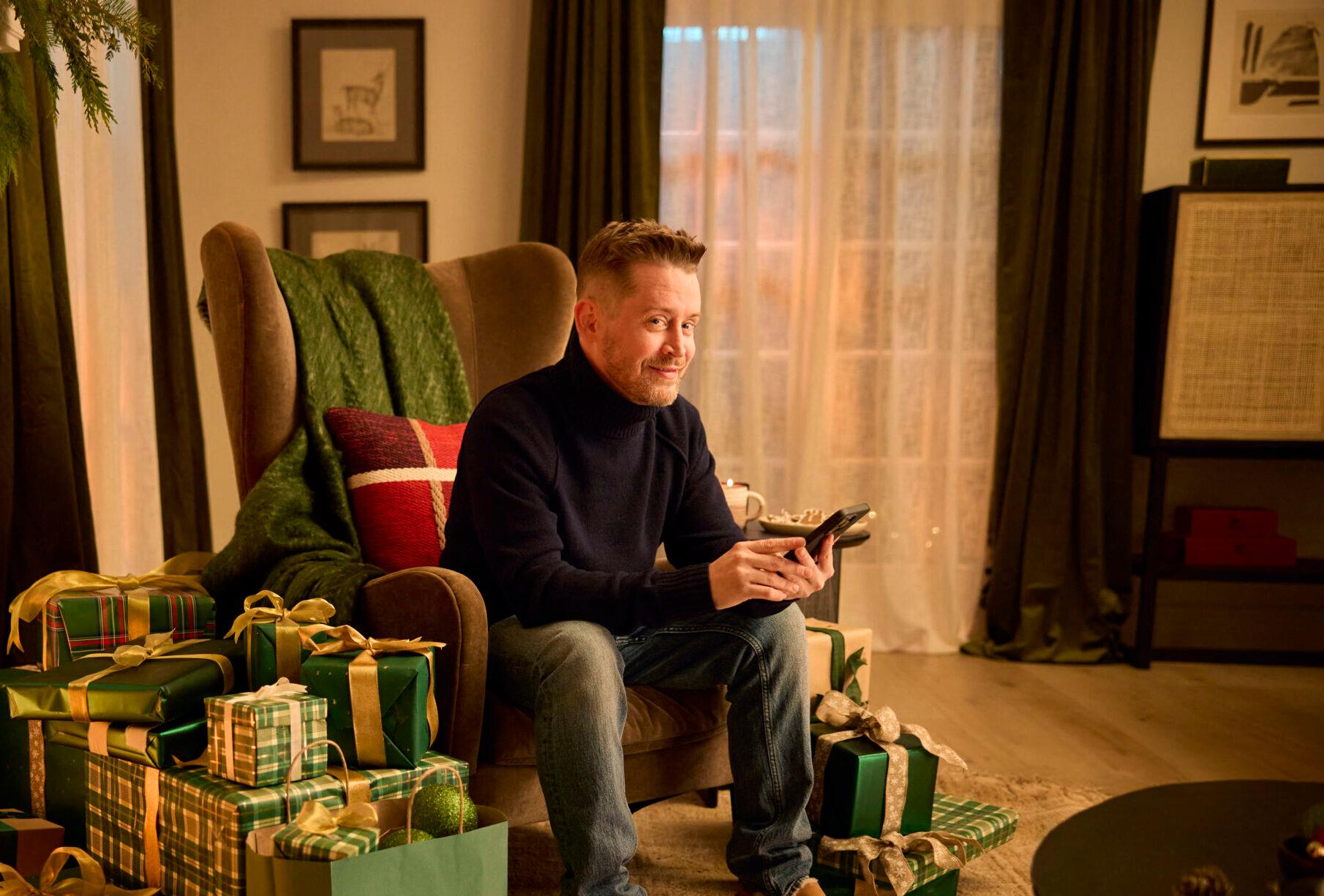 Festive Macaulay Culkin orders Christmas carolers with his Uber Eats food delivery in Home Alone-themed ad