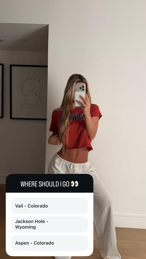 Emily Elizabeth shows her abs in sweats