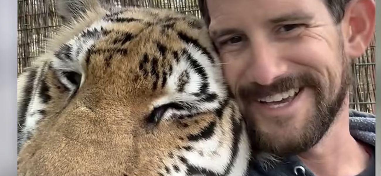 Ryan Easley and tiger selfie