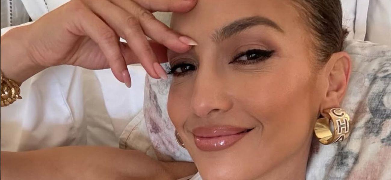 Jennifer Lopez selfie