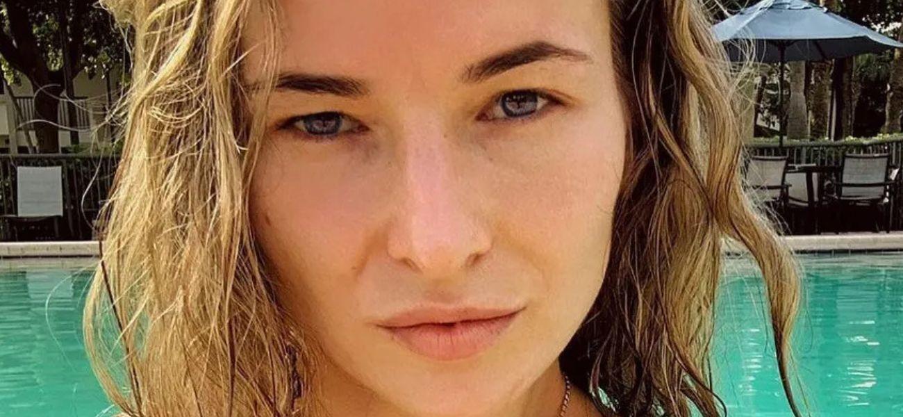 Maryna Moroz selfie in pool