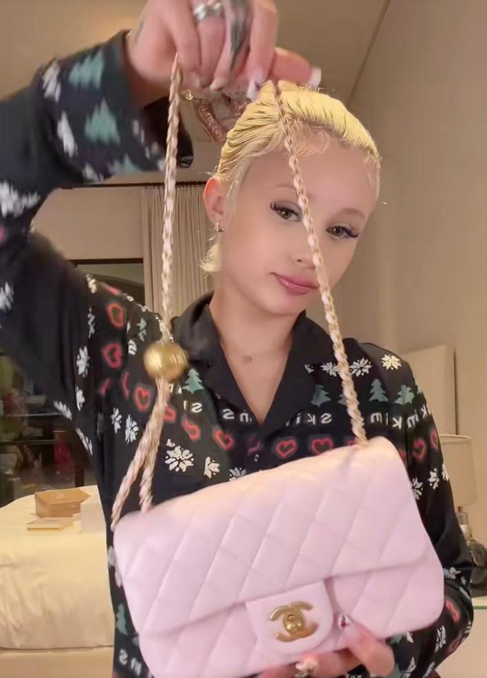 Alabama Barker holding pink bag