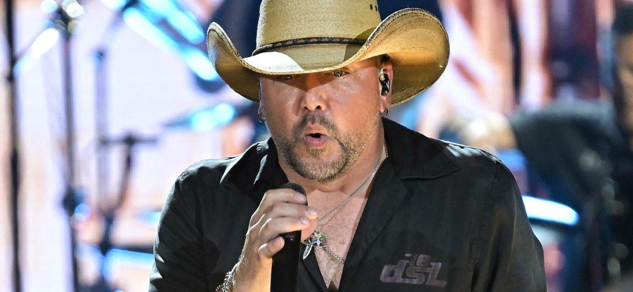 Jason Aldean performing