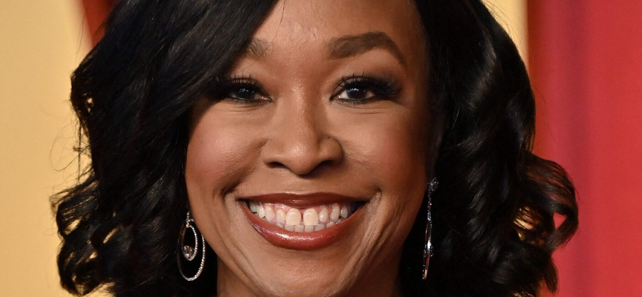 Shonda Rhimes posing on the red carpet.