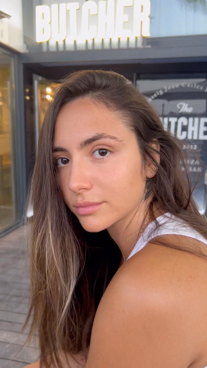 Lucé Lu posing with her hair down.