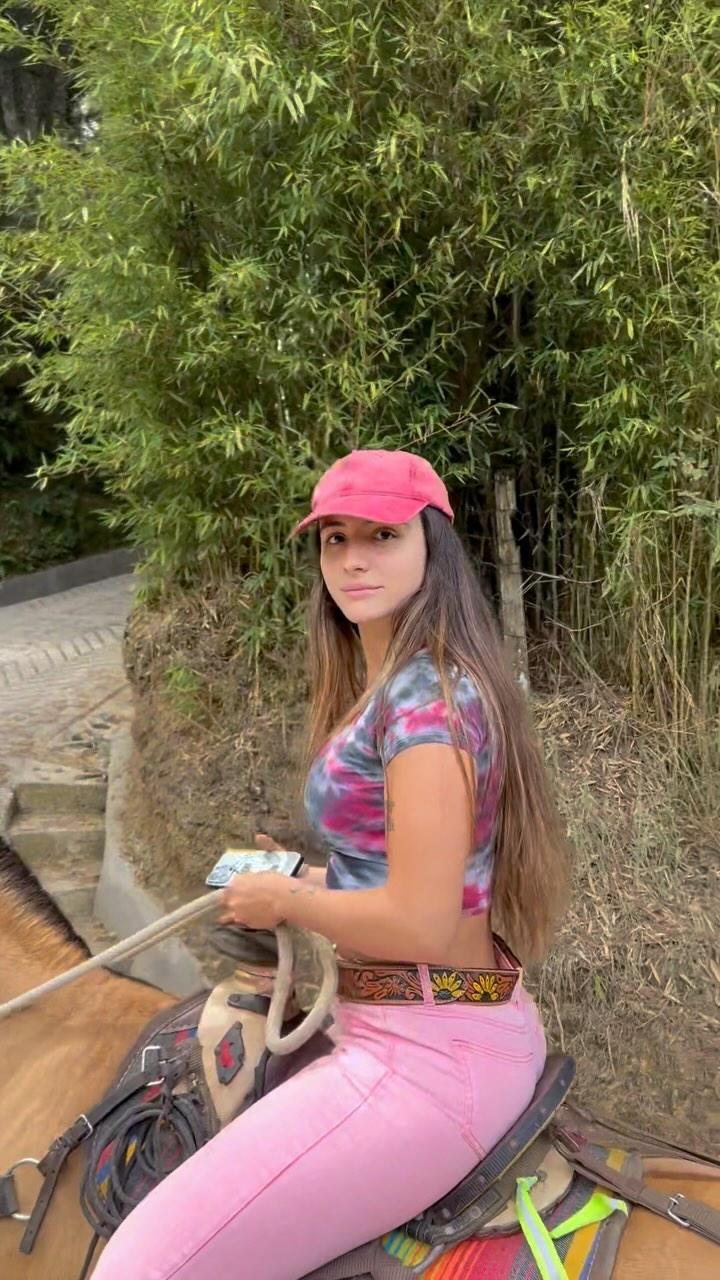 Lucé Lu riding a horse.